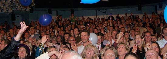 Nicht nur standing ovations: die meiste Zeit während der Show hielt es  das Publikum nicht mehr auf den Sitzen... (Foto: Martin Schmitz)